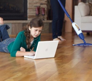 Jak aplikovat leštěnku na dřevěnou podlahu